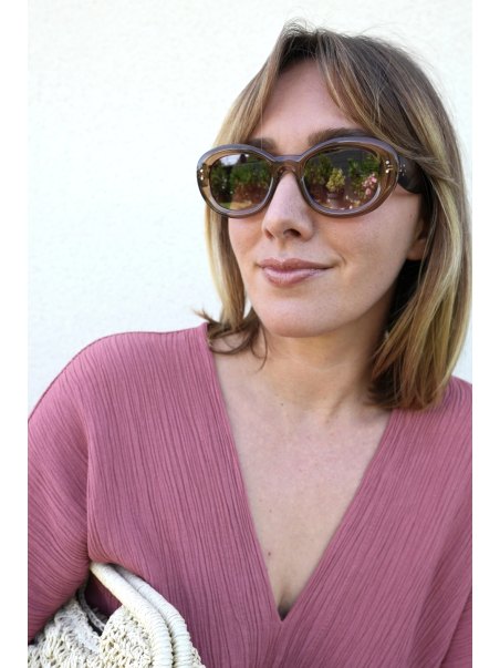 Lunettes solaires allongé beige